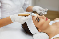 Soins visage et esthétique haut de gamme dans un salon professionnel